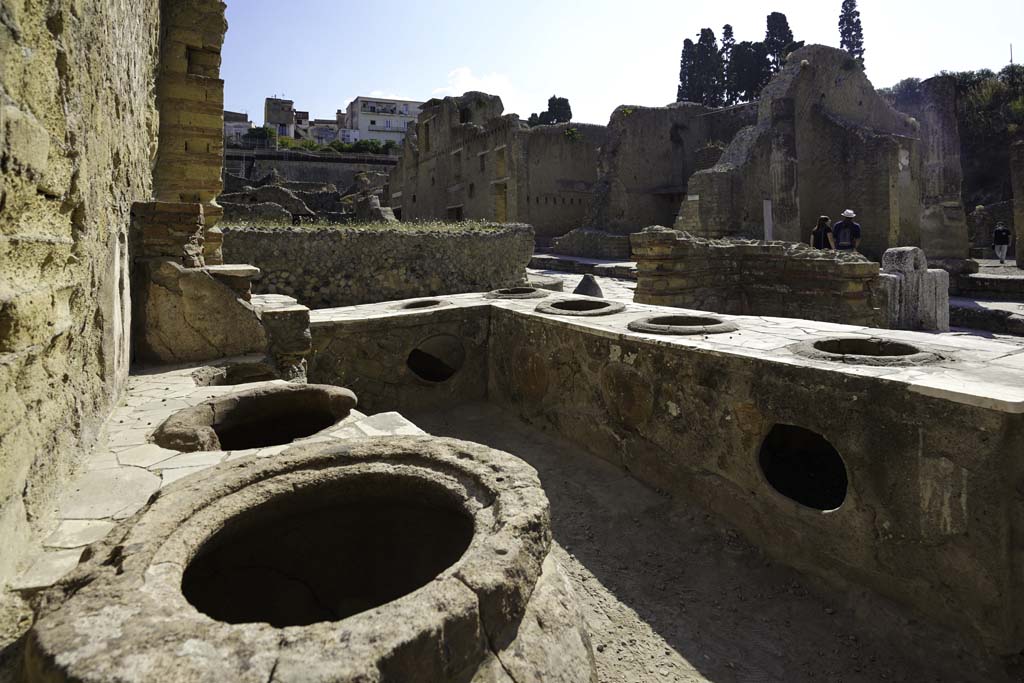 IV.15 Herculaneum, in centre, August 2021. Looking north from rear of bar-counter towards entrance on Decumanus Inferiore.
IV.16, entrance doorway to same bar-room is on the right, with doorway onto Cardo V. Photo courtesy of Robert Hanson.